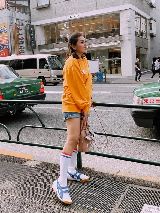 Ia juga pernah tampil cukup sporty  dengan mengenakan sweater berwarna kucing dengan sneakers putih lengkap dengan kaus kaki. Bahkan, pada foto ini Nisya terlihat mengikat setengah rambutnya. (Liputan6.com/IG/@nissyaa)