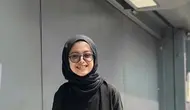 Blouse hitam menjadi salah satu fashion item yang tak lekang oleh waktu. (pinterest)