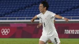 Jepang menambah keunggulan di babak kedua lewat Koji Miyoshi pada menit ke-70. Ia sukses mengkonversi umpan Reo Hatate lewat tendangan keras dari batas pinalti dan melesat ke sudut kiri bawah gawang. (Foto: AP/Kiichiro Sato)