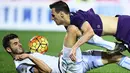 Penyerang Fiorentina, Nikola Kalini, terjatuh berebut bola dengan bek Lazio, Wesley Hoedt, pada laga Serie A di Stadion Artemio Franchi, Italia, Sabtu (9/1/2016). Lazio berhasil menang 3-1. (AFP/Filippo Monteforte)