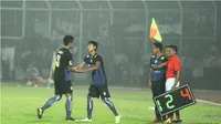 M. Junda Irawan (kiri), pemain U-21 Arema Cronus hanya main 12 menit saat melawan Gresik United pada babak penyisihan Grup A Piala Jenderal Sudirman. (Bola.com/Kevin Setiawan)