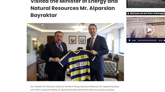 Faruk Koca, presiden klub Angkaragucu (kiri)