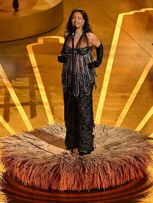 <p>Tampilan ini tampaknya melengkapi kostum Alaia yang sebelumnya dikenakan Rihanna di red carpet. Fakta menarik, lagu 'Lift Me Up' yang dibawakan Rihanna di gelaran Oscar 2023 merupakan bentuk penghormatan untuk mendiang Chadwick Boseman, pemeran Black Panther. Foto: Instagram.</p>