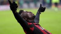 Ekspresi pemain AC Milan, Mbaye Niang, setelah mencetak gol ke gawang Sampdoria dalam laga Serie A di Stadion San Siro, Minggu (29/11/2015) dini hari WIB. AC Milan menang 4-1 atas Sampdoria. (EPA/Matteo Bazzi)