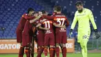 Pemain Roma Pedro (tengah) merayakan golnya ke gawang Fiorentina bersama rekan satu timnya pada pertandingan Serie A Italia di Olympic Stadium, Roma, Italia, Minggu (1/11/2020). Roma menang 2-0. (AP Photo/Gregorio Borgia)