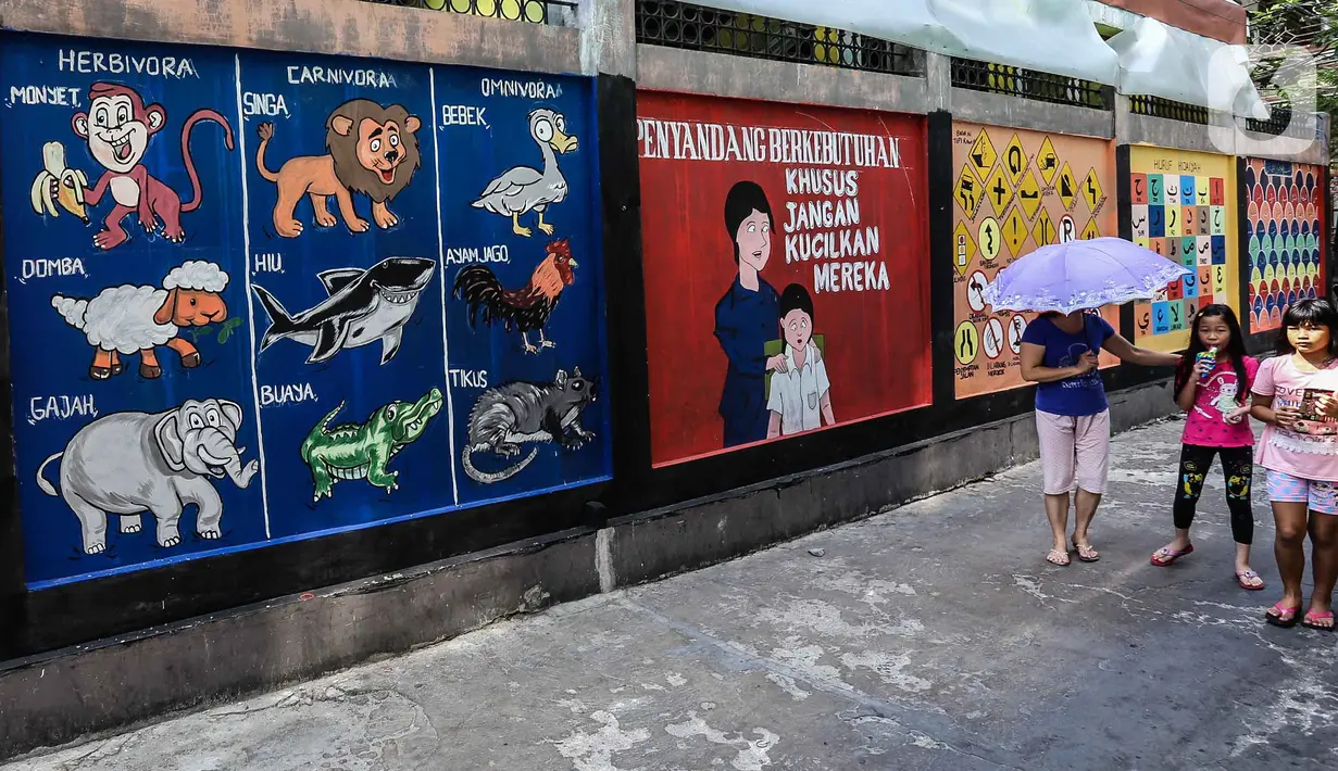 Anak-anak melintas di depan mural edukasi di Jalan Pademangan 2, Jakarta, Senin (18/11/2019). Mural edukasi ini dikerjakan anak-anak muda yang tergabung dalam Tim Mural Pademangan Timur, dengan tujuan memberikan edukasi positif kepada anak-anak di sekitar kawasan itu. (Liputan6.com/Faizal Fanani)