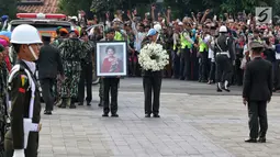 Prajurit TNI menurunkan peti jenazah istri presiden ke-6 RI Susilo Bambang Yudhoyono (SBY), Ani Yudhoyono dari ambulans di TMP Kalibata, Jakarta, Minggu (2/6/2019). Ani Yudhoyono dimakamkan di samping pusara istri presiden ke-3 RI BJ Habibie, Ainun Habibie. (Liputan6.com/JohanTallo)