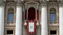Dari balkon Basilika Santo Petrus, Paus Fransiskus juga mengucapkan selamat Paskah kepada para umat Katolik. (Andreas SOLARO/AFP)