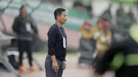 Pelatih PSMS Medan, Djadjang Nurdjaman, saat pertandingan melawan Persebaya pada laga perempat final Piala Presiden di Stadion Manahan, Solo, Sabtu, (3/2/2018). PSMS menang adu penalti atas Persebaya dengan skor 4-3. (Bola.com/M Iqbal Ichsan)