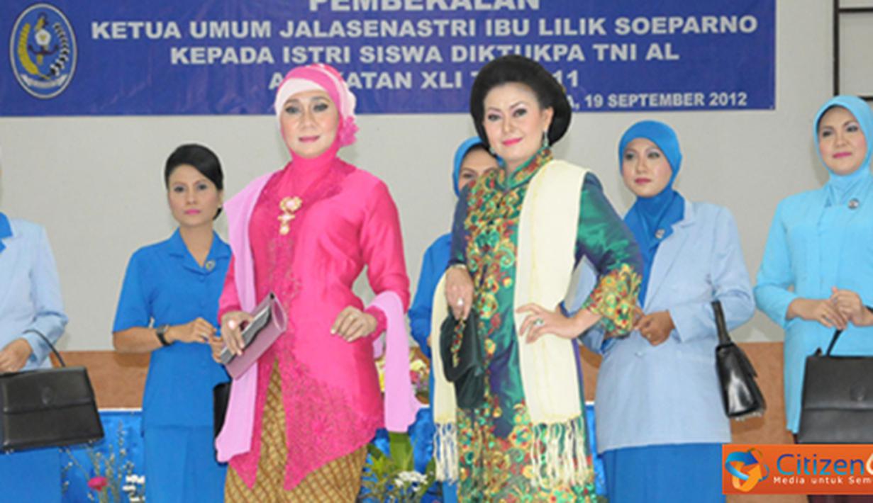 Citizen6, Surabaya: Dalam  acata tersebut, diisi juga dengan pengenalan busana melalui peragaan busana oleh ibu-ibu dari Pengurus Gabungan (PG) Jalasenastri Kobangdikal. (Pengirim: Penkobangdikal).