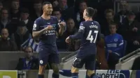 Tiga menit berselang Manchester City unggul 3-0. Phil Foden (kanan) kembali mencatatkan namanya di papan skor usai membelokkan tendangan Gabriel Jesus hingga bersarang di pojok kanan gawang Robert Sanchez. (PA via AP/Gareth Fuller)