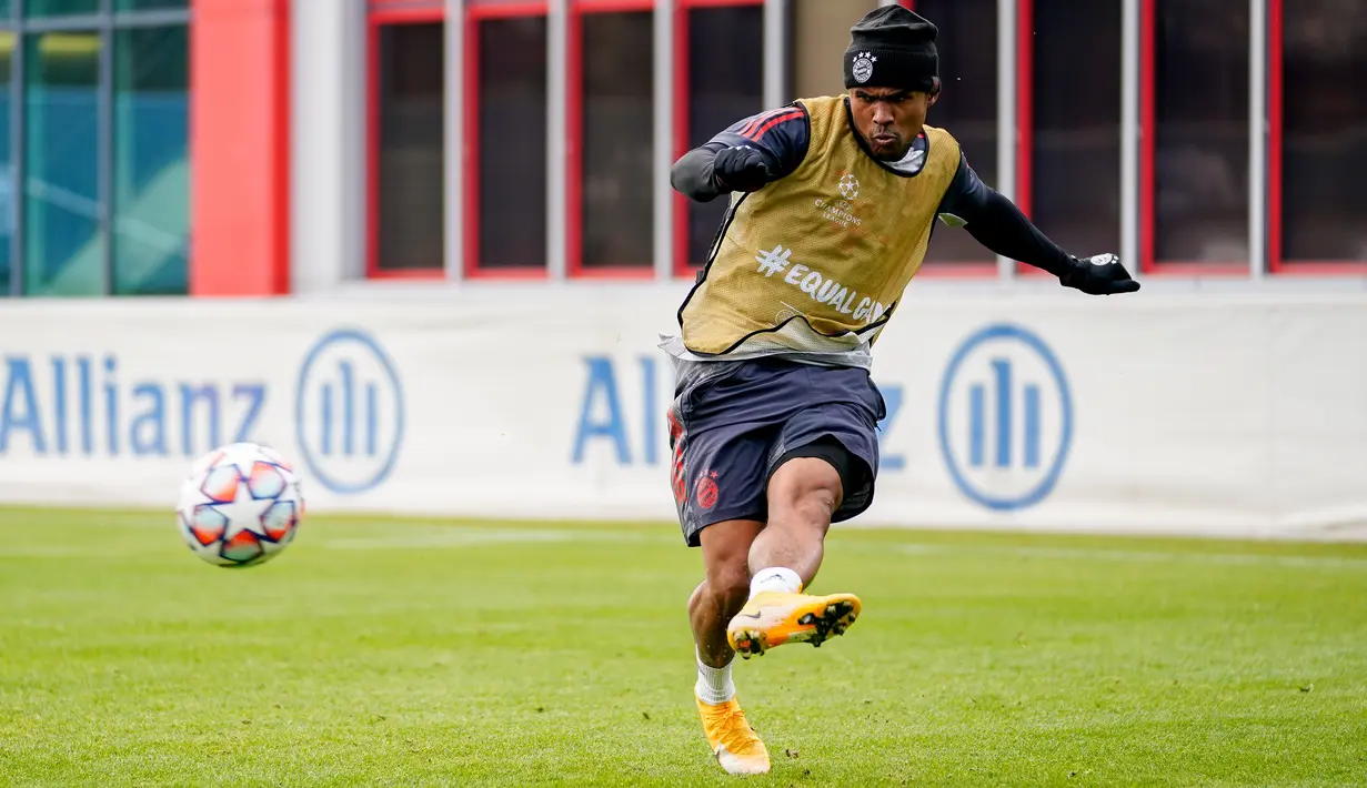 Gelandang Bayern Munchen, Douglas Costa mengumpan bola saat mengikuti sesi latihan tim di Munich, Jerman selatan (24/11/2020). Munchen akan bertanding melawan Salzburg pada Grup A Liga Champions di Allianz Arena. (AFP/Marco Donato)