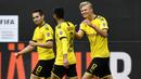 Para pemain Borussia Dortmund merayakan gol yang dicetak oleh Raphael Guerreiro ke gawang Schalke 04 pada laga Bundesliga di Stadion Signal Iduna Park, Sabtu (16/5/2020). Dortmund menang 4-0 atas Schalke 04. (AP/Martin Meissner)