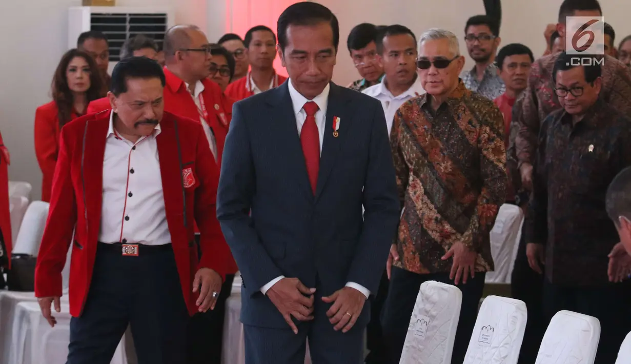 Presiden Joko Widodo (Jokowi) menghadiri penutupan kongres luar biasa Partai Keadilan dan Persatuan Indonesia (PKPI) di Jakarta, Senin (14/5). Kongres itu menetapkan Diaz Faisal Malik Hendropriyono sebagai ketua umum baru PKPI. (Liputan6.com/Angga Yuniar)