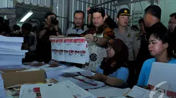 Husni Kamil Malik mengaku optimistis logistik KPU itu akan selesai sesuai waktu yang ditentukan, Jakarta, Sabtu (14/6/2014) (Liputan6.com/Andrian M Tunay)