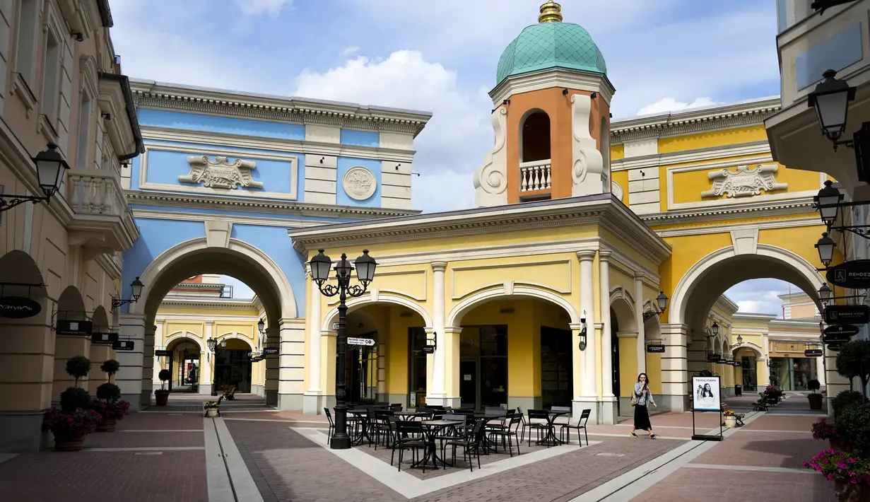 Seorang perempuan berjalan di pusat perbelanjaan yang hampir kosong dengan banyak toko tutup karena sanksi barat, di St. Petersburg, Rusia, Rabu, 1 Juni 2022. Banyak perusahaan Barat telah meninggalkan Rusia setelah dimulainya invasi Moskow ke Ukraina. (AP Photo/Dmitri Lovetsky)