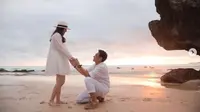 Chelsea Islan dilamar kekasihnya, Rob Clinton Kardinal di tepi pantai (dok.Instagram/@robclintonkardinal/https://www.instagram.com/p/CViALksPmfM/Komarudin)