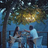 Tidak selalu menghabiskan waktu bersama dengan buah hati mereka, Bjorka, namun pasangan muda ini juga habiskan waktu berdua saja. Seperti di foto ini, mereka tengah menikmati makan malam romantis. (Instagram/ringgoagus)