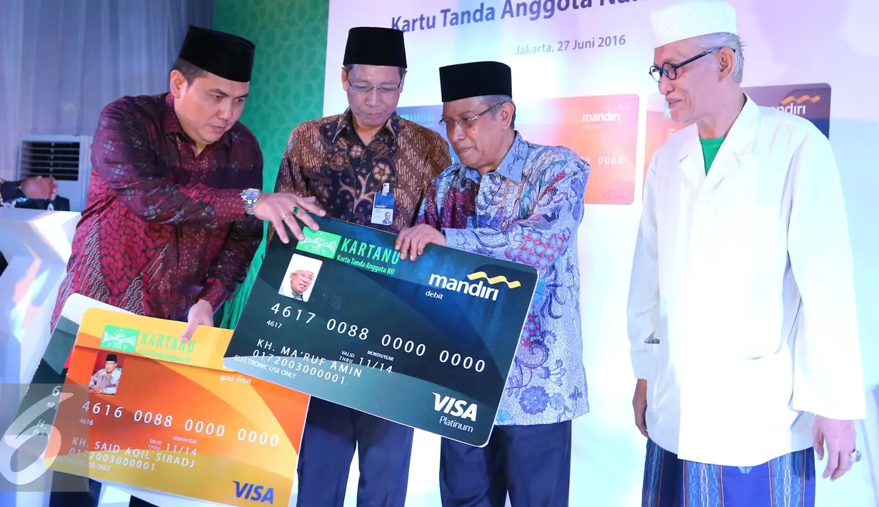 (Ki-ka) Sekjen PBNU Helmy Zaeni Faishal, Direktur Retail Banking Bank Mandiri Tardi, Ketua Umum PBNU Said Aqiel Sirodj dan Wakil Rais Aam NU saat peluncuran kartu anggota NU (Kartanu) di Jakarta Senin (27/6). (Liputan6.com/Angga Yuniar)  