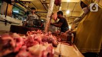Pembeli memilih daging yang dijual di Pasar Kebayoran Lama, Jakarta, Kamis (24/2/2022). Pedagang daging mengeluhkan harga yang terus naik dan merencanakan mogok dagang mulai hari Senin, 28 Februari 2022 mendatang jika harga daging tidak turun. (Liputan6.com/Johan Tallo)
