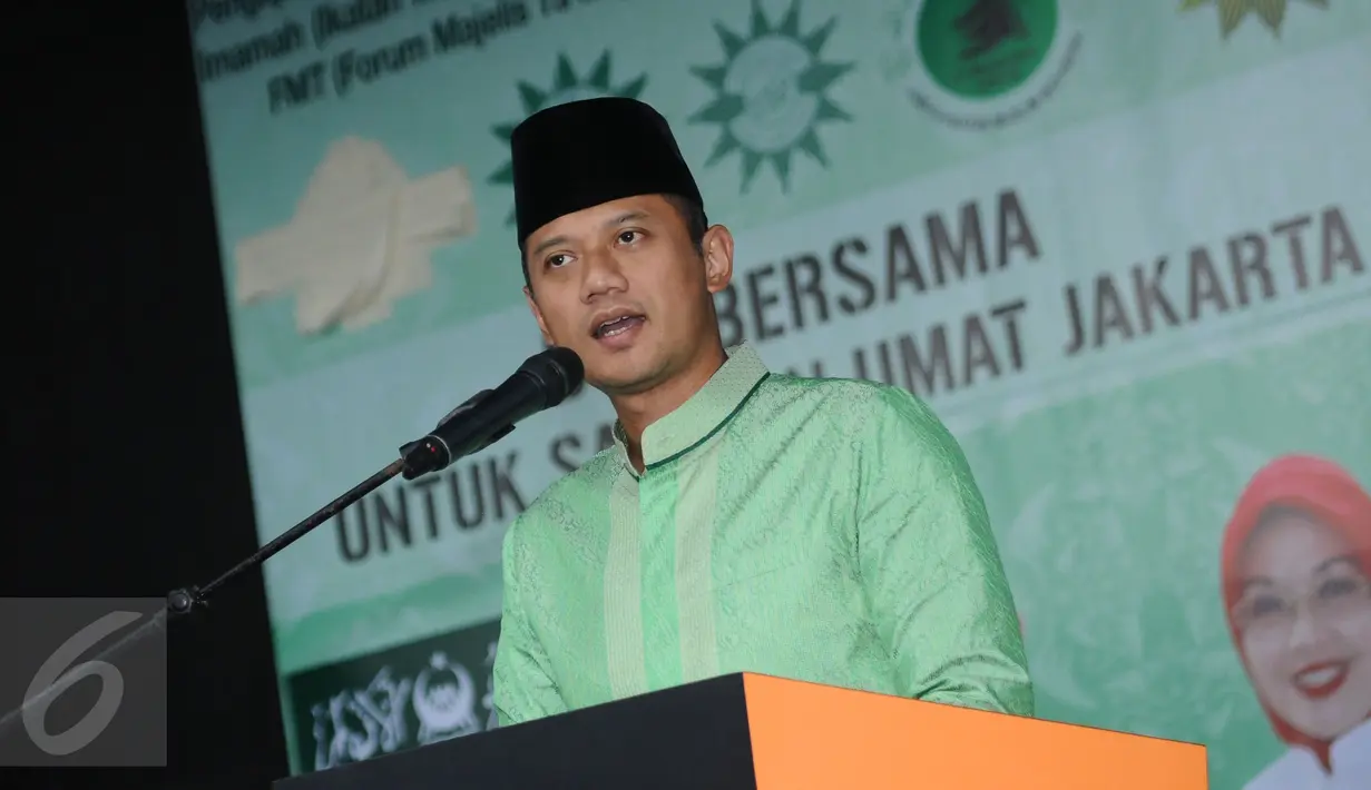 Cagub DKI Jakarta, Agus Harimurti Yudhoyono (AHY) menyampaikan sambutan saat Doa Bersama Untuk Satukan Umat Jakarta di Lapangan Blok S, Jakarta, Kamis (9/2). Tabliq akbar juga dihadiri cawagub DKI Jakarta Sylviana Murni. (Liputan6.com/Helmi Fithriansyah)
