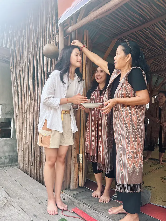 7 Potret Petualangan Maudy Ayunda di Sintang, Seru Panen Singkong