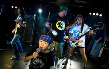 Kisah Amon, bocah 5 tahun jadi vokalis band punk di Jepang