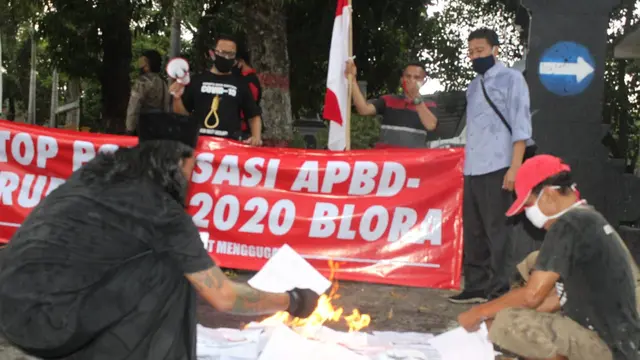 Demonstran menolak politisasi APBD Perubahan. (Foto: Liputan6.com/Ahmad Adirin)