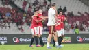 Radamel Falcao dipeluk Ryan Giggs usai mencetak gol penyama kedudukan menjadi 2-2 untuk United Legends saat menghadapi North London Legends dalam laga ekshibisi Champions Impact in Jakarta: The Rivalry Returns di Stadion Utama Gelora Bung Karno (SUGBK), Jakarta, Sabtu (10/10/2026). (KLY/Budy Santoso)