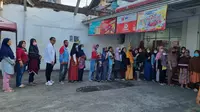 Wakil Bupati Garut Helmi Budiman terpaksa ikut antri merasakan berdesakan bersama warga lainnya untuk mendapatkan minyak goreng kemasan. (Liputan6.com/Jayadi Supriadin)