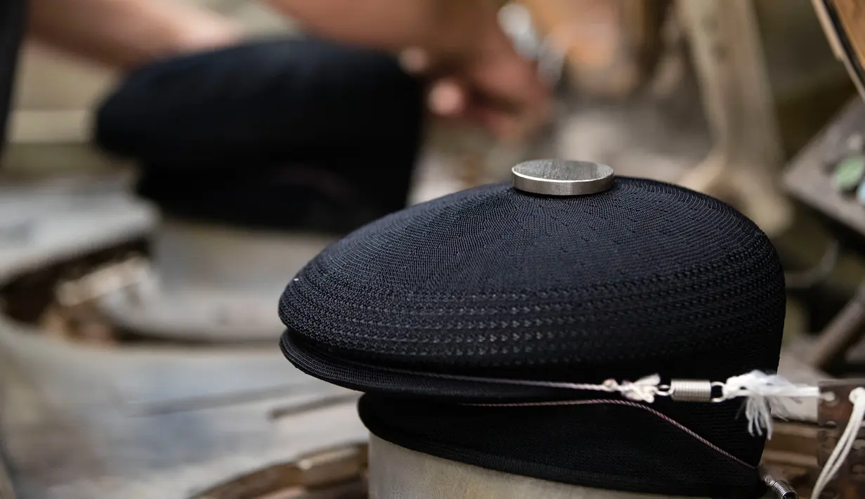 Topi kangol dibuat di sebuah perusahaan Bollman Hat di Adamstown, Pa., AS (1/5). Bollman Hat diperkirakan telah berumur berusia 149 tahun. (AP Photo / Matt Rourke)