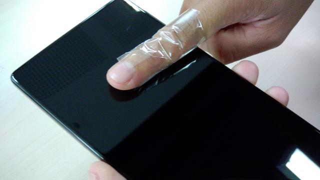 Cara Memasang Pelindung Layar Ponsel. Liputan6.com/Yuslianson