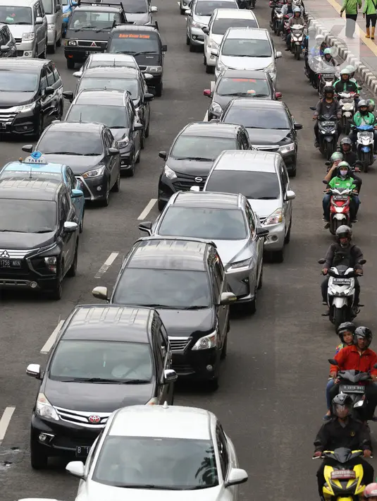 Kendaraan terjebak kemacetan di Jalan Gatot Subroto, Jakarta, Rabu (4/2/2020). Kemacetan tersebut imbas unjuk rasa mahasiswa di depan Gedung DPR. (Liputan6.com/Johan Tallo)