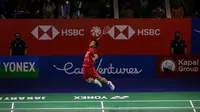 Aksi tunggal putra Indonesia, Anthony Sinisuka Ginting, saat menghadapi Tommy Sugiarto pada 32 besar Indonesia Open 2022, di Istora Senayan, Jakarta, Selasa (14/6/2022). (Bola.com/Bagaskara Lazuardi)