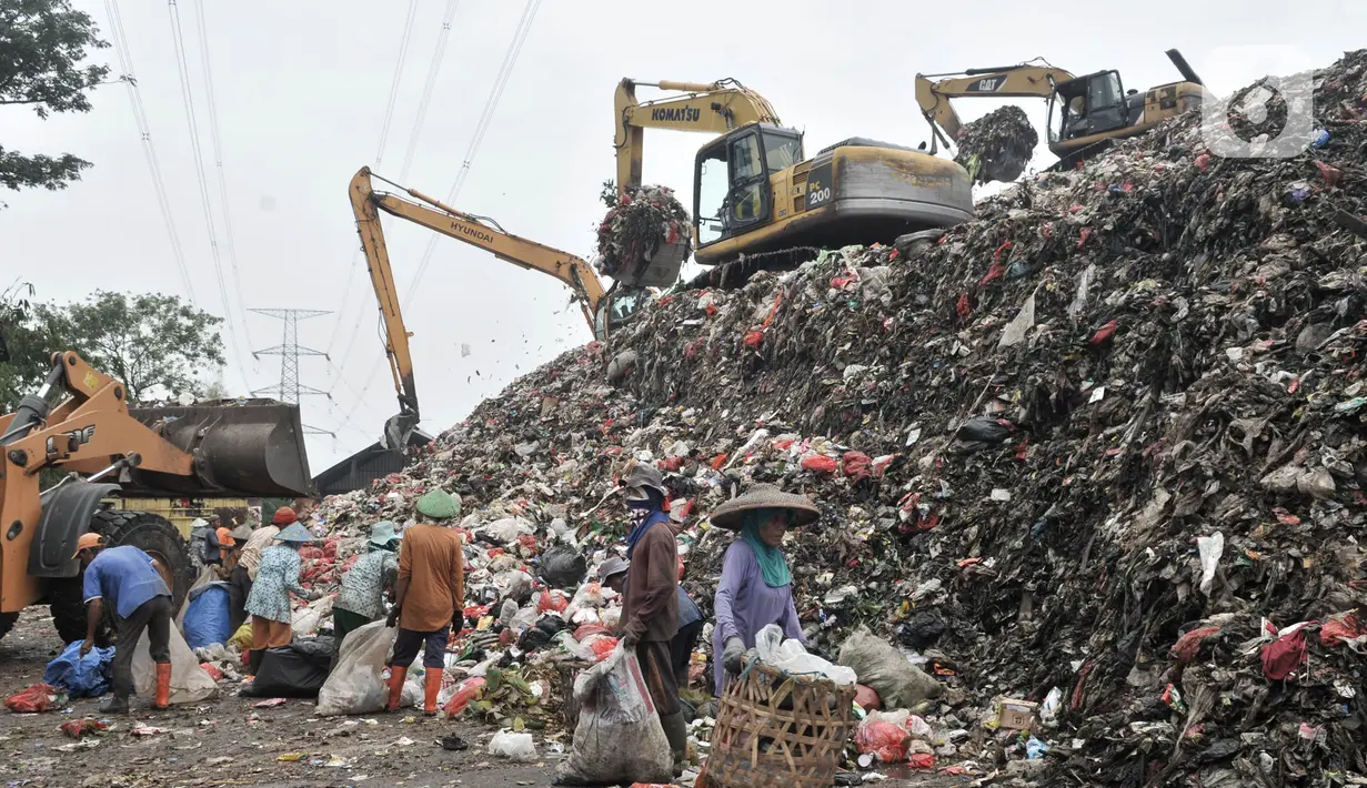 Aktivitas pemulung di Tempat Pembuangan Akhir (TPA) Cipayung, Depok, Jawa Barat, Kamis (9/4/2020). Komunitas Plastik Untuk Kebaikan (PUK) mencatat sekitar 4 juta pemulung di Indonesia turut terkena dampak pandemi virus Corona atau Covid-19 dan rentan tertular. (merdeka.com/Iqbal S. Nugroho)