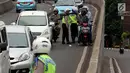 Petugas kepolisian memeriksa kelengkapan surat pengendara motor saat Operasi Zebra Jaya 2017 di Daan Mogot, Jakarta, Selasa (7/11). Operasi Zebra yang digelar 1 November- 14 Desember 2017. (Liputan6.com/Johan Tallo)