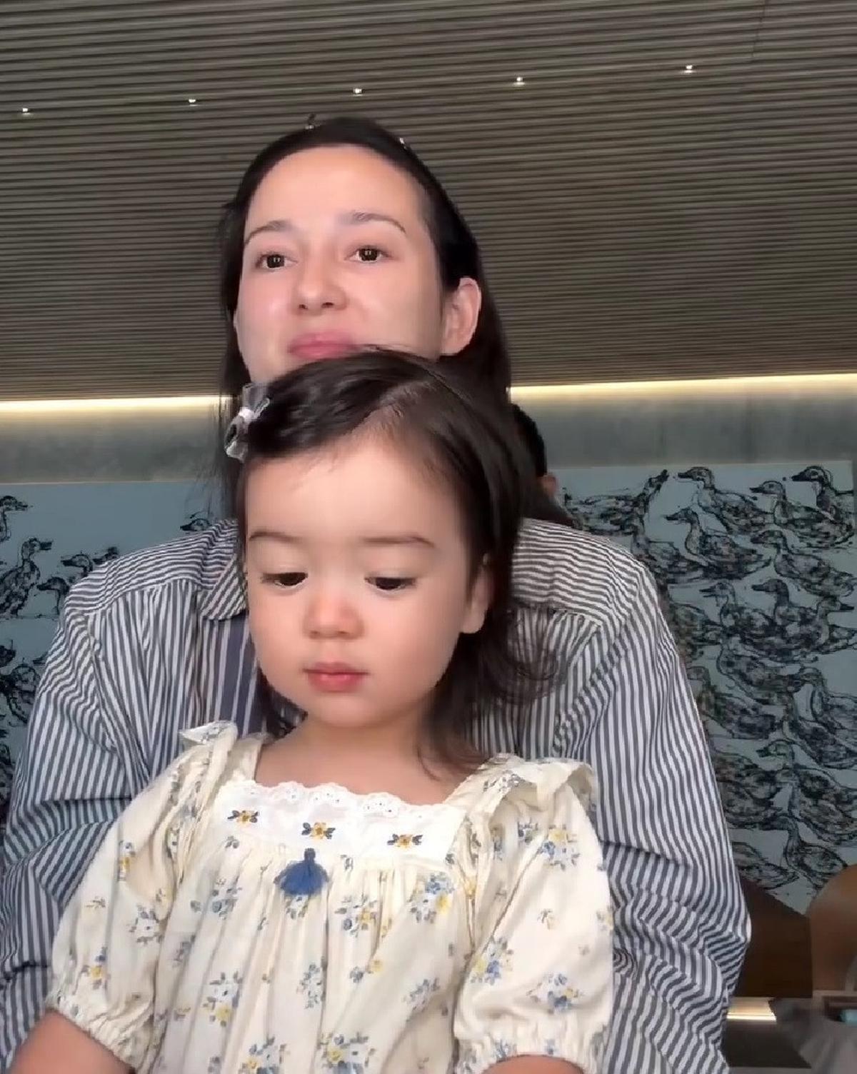 Momen Lucunya Brielle Anak Julie Estelle Temani sang Ibu Ketika Sedang Make Up, Anteng Sambil Dipangku