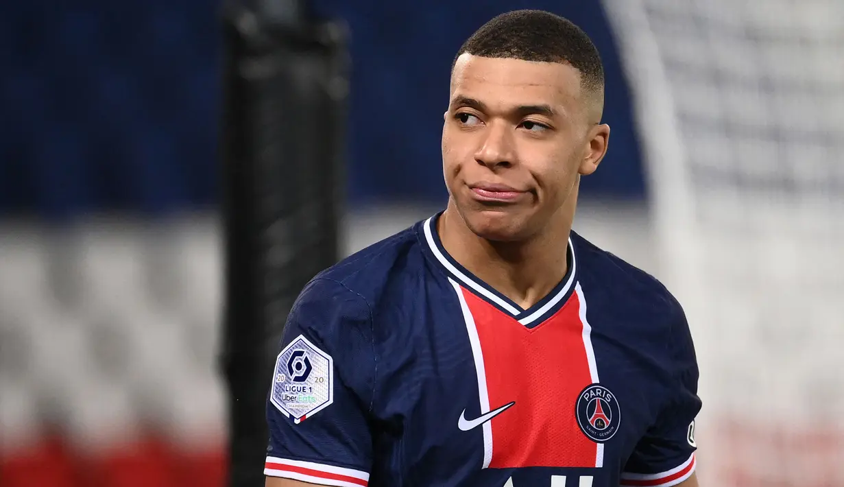 Kylian Mbappe diketahui telah meminta Paris Saint-Germain untuk melepasnya pada musim panas lalu ke Real Madrid agar terhindar dari status bebas transfer pada musim panas mendatang. Kontrak Mbappe tercatat akan habis pada 2022 mendatang. Sayangnya hal tersebut tidak terwujud. (AFP/Franck Fife)
