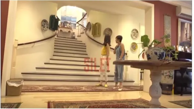 Salah satu yang mencuri perhatian,  tangga menuju lantai dua di rumah Yuni Shara terlihat Instgramable.