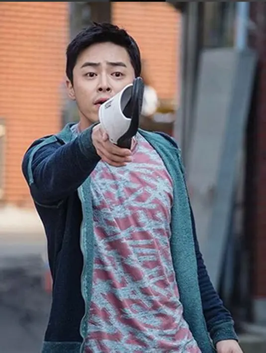 Jo Jung Suk nampaknya berhasil dalam bermain peran di drama tersebut. Hal itu terbukti dengan Park Min Young yang mengirimkan hadiah unik itu, lantaran sangat kagum dengan peran yang dimainkannya.(Instagram/jojeol26)