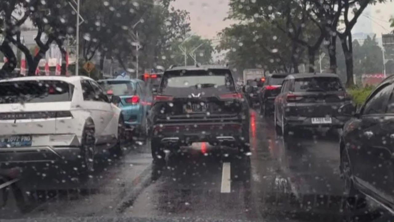 Hujan yang mengguyur Jakarta pada Selasa (19/8/2025) pagi, membuat kemacetan terjadi berbagai ruas jalan