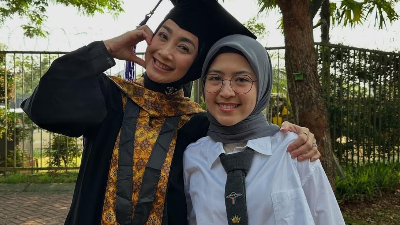 Potret Desy Ratnasari Wisuda
