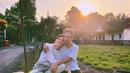 Baik Eross dan Sarah, keduanya tampak kompak dengan kesederhanaan gaya masing-masing. [Foto: Instagram/ Sarah Candra]