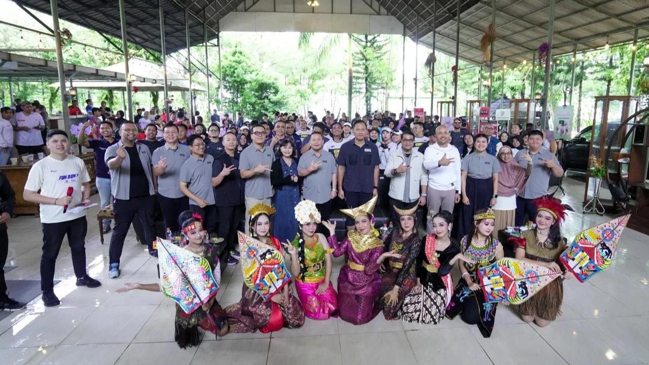 Menko IPK Agus Harimurti Yudhoyono (AHY) bersama Menteri Ekraf Teuku Riefky Harsya menghadiri Atas Langit Festival: Grand Opening, Ceremony Fun Run & Creative Experience di Sentul