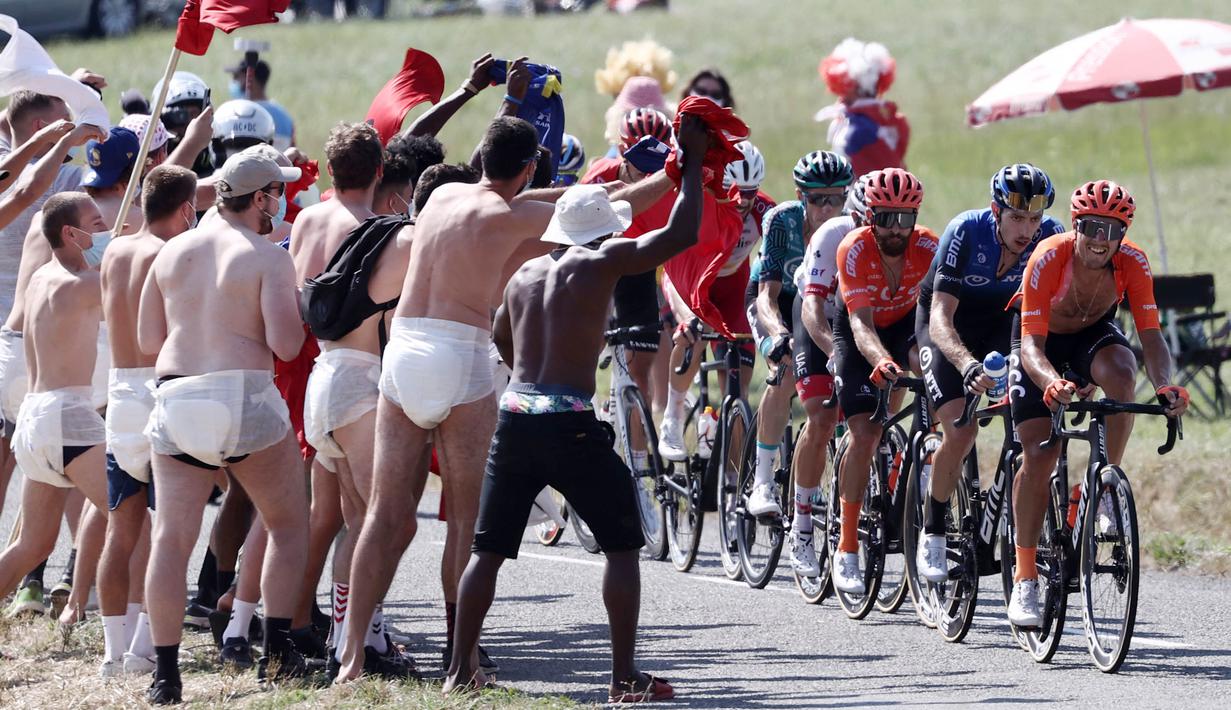 Sejumlah penonton tanpa berpakaian memberikan dukungan kepada peserta balap sepeda Tour de France di Lyon, Minggu (13/9/2020). (AFP/Kenzo Tribouillard)