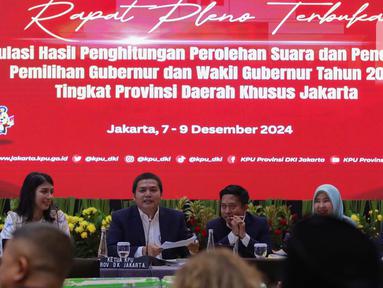 Ketua Komisi Pemilihan Umum (KPU) Daerah Khusus Ibukota Jakarta, Wahyu Dinata (ketiga kiri) memimpin rapat pleno rekapitulasi hasil penghitungan perolehan suara dan penetapan hasil Pemilihan Gubernur Jakarta pada Pemilihan Kepala Daerah (Pilkada) 2024, Minggu (8/12/2024). (Liputan6.com/Angga Yuniar)