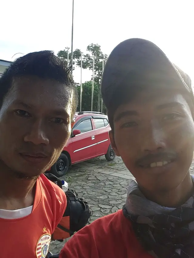 Lugiman, suporter Persija Jakarta berkeliling Indonesia dengan mengayuh sepeda bersama pemain idolanya, Ismed Sofyan