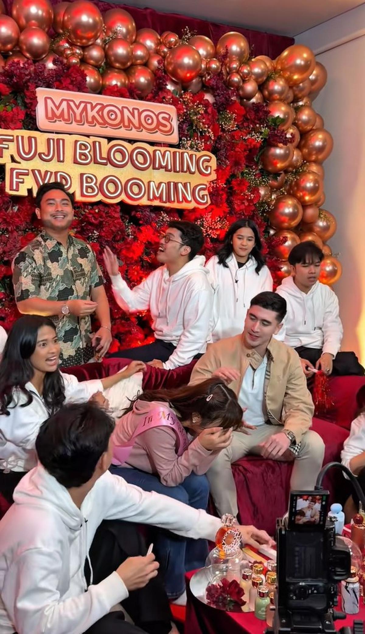 7 Potret Fuji Diberi Oleh-Oleh Verrell Bramasta Usai dari China, Sweet Romantis dan Bikin Salting