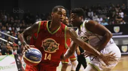 Pebasket tim Merah, George Christopher, melewati pebasket tim Putih, Bradford Lyndon, pada laga IBL All Star 2018 di Britama Arena, Jakarta, Minggu (7/1/2018). Tim Putih menang 130-114 atas tim Merah. (Bola.com/M Iqbal Ichsan)