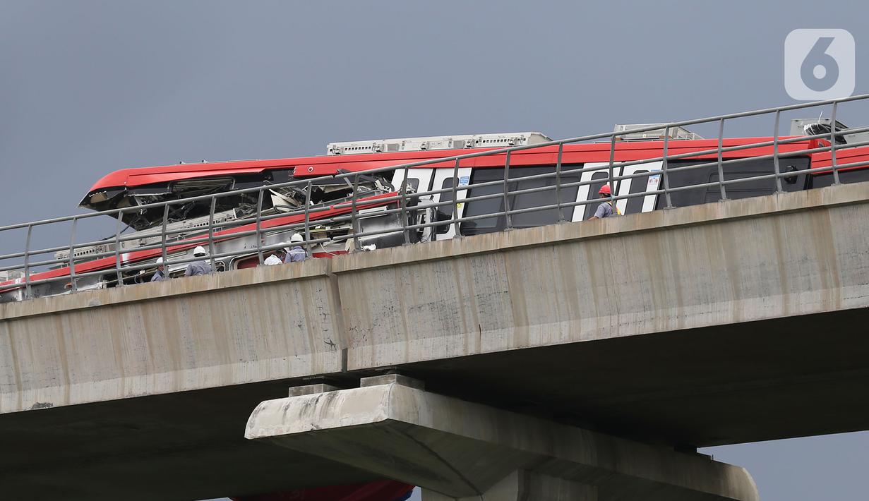 Gerbong kereta LRT yang mengalami kecelakaan beberapa waktu lalu di ruas Cibubur-TMII, Jakarta, Jumat (29/10/2021). Pekerjaan evakuasi akan dilaksanakan setiap pukul 22.00-04.00 WIB pada tanggal 29-30 Oktober 2021 dan 1-3 November 2021. (Liputan6.com/Herman Zakharia)